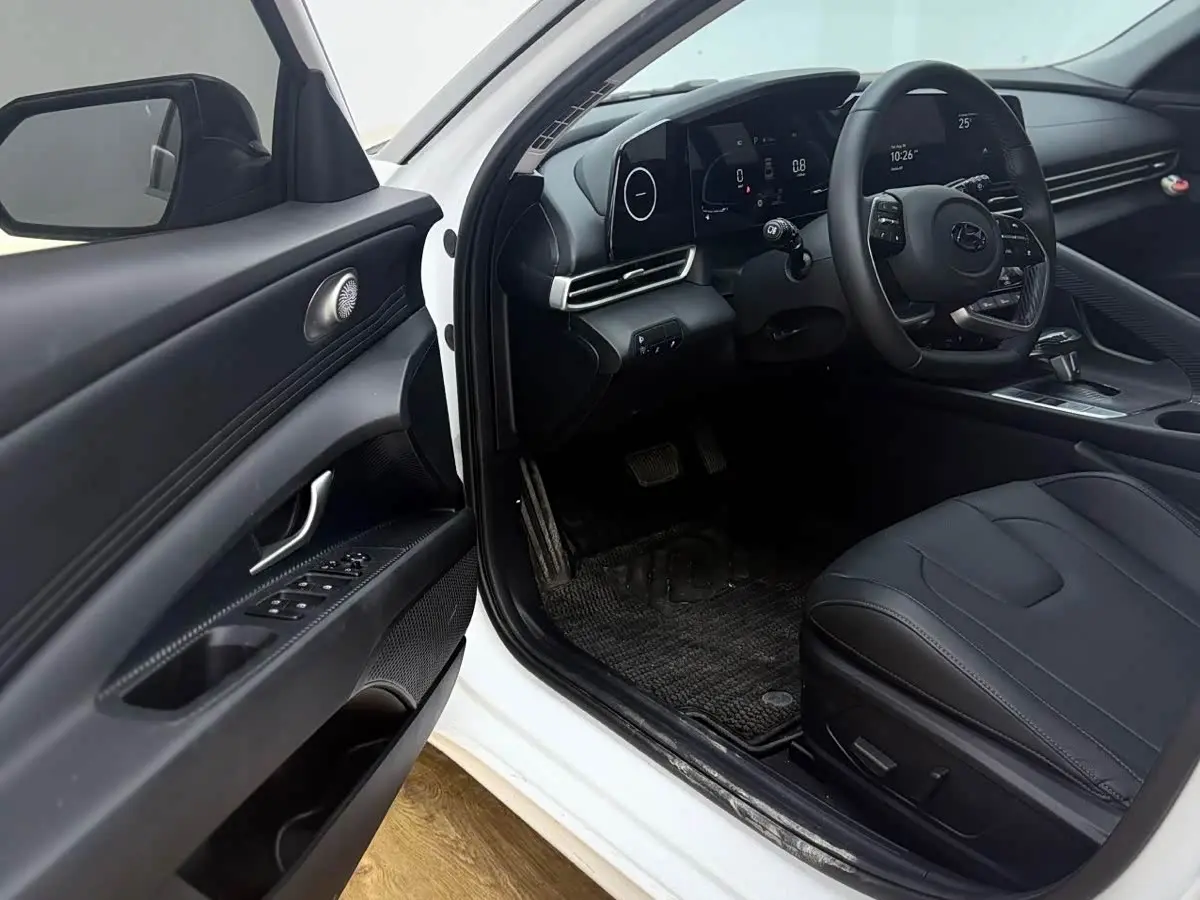 Hyundai Elantra 2023 — Photo 9/16