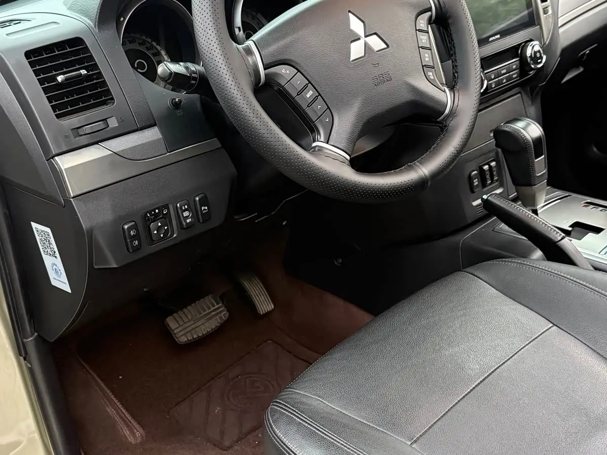 Mitsubishi Pajero 2015 — ფოტო 11/20