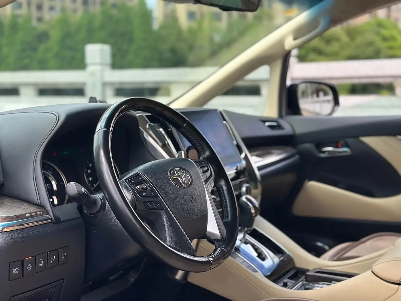 Toyota Alphard 2022 — Photo 8/11