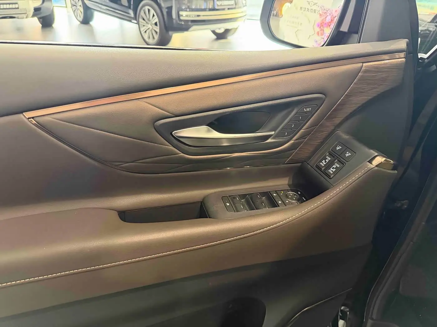 Toyota Vellfire 2023 — Photo 4/20