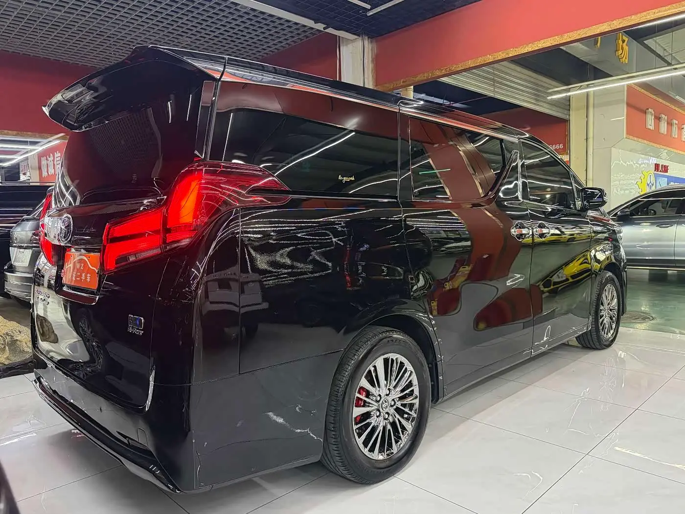 Toyota Alphard 2022 — Photo 9/10