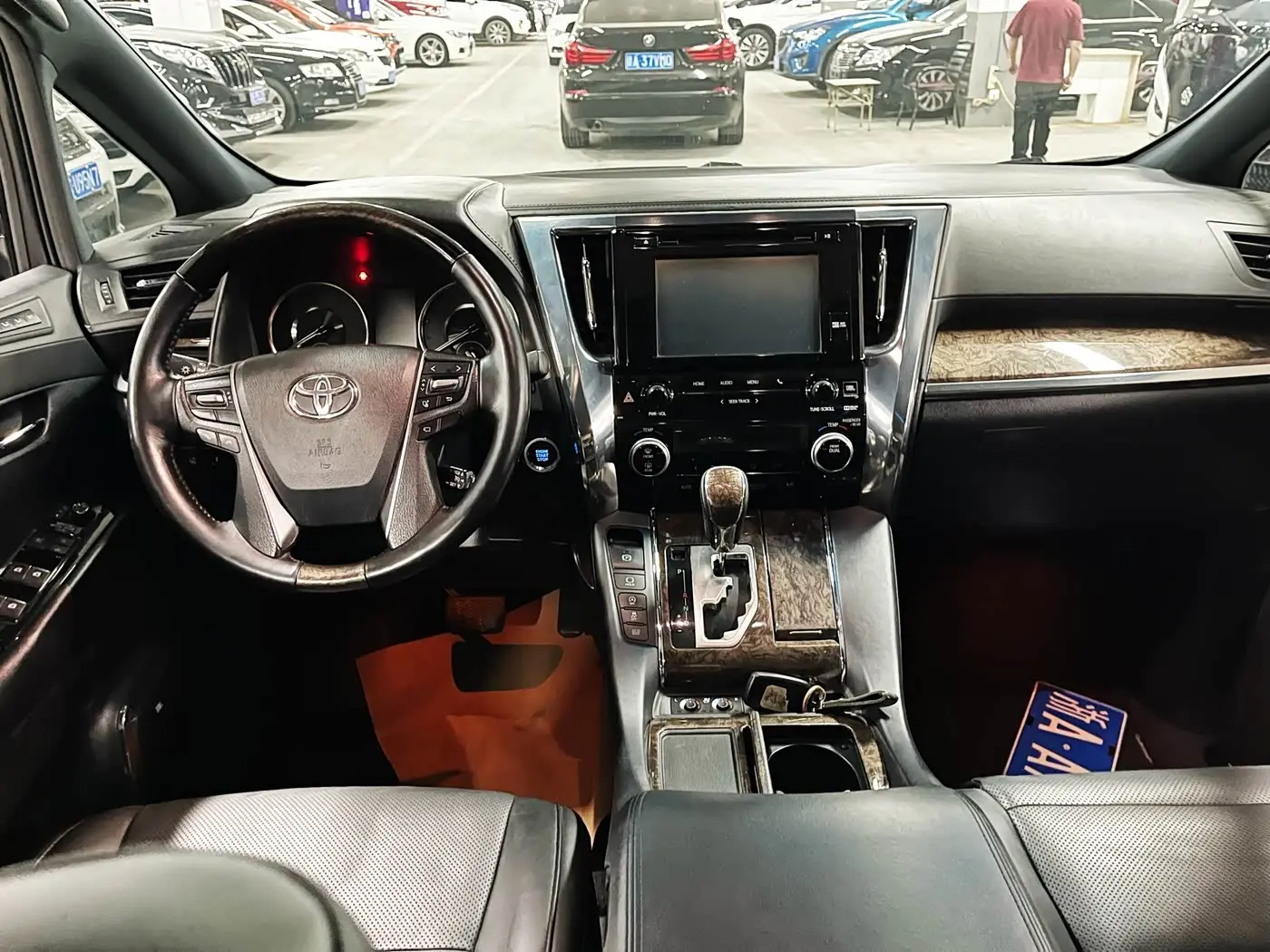 Toyota Alphard 2018 — Photo 13/17