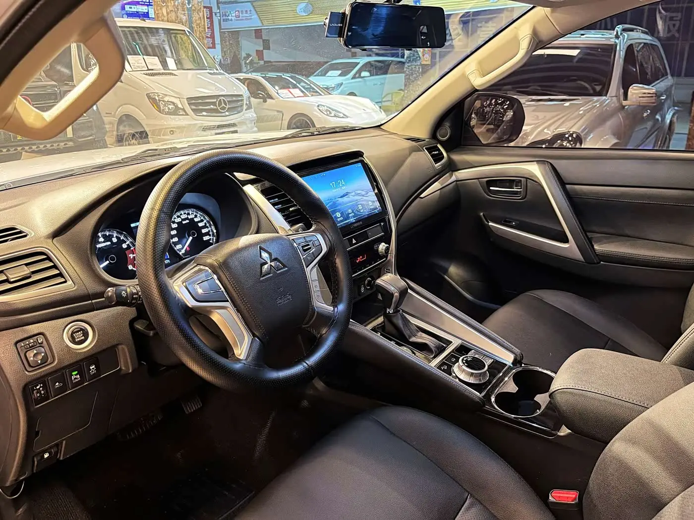 Mitsubishi Pajero Sport 2022 — Photo 7/20