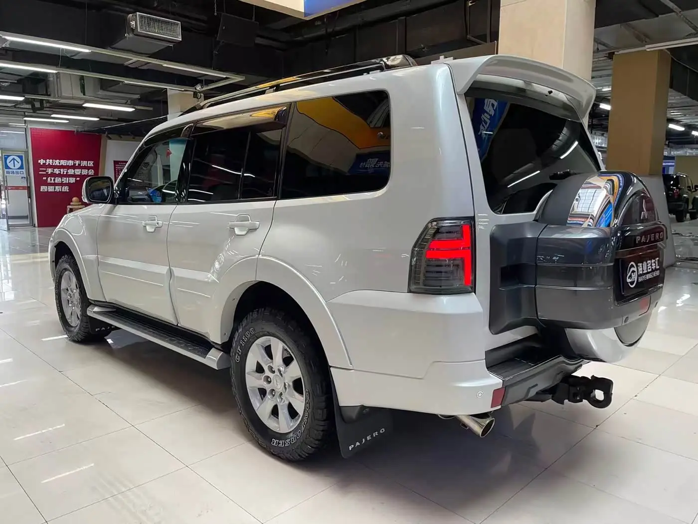 Mitsubishi Pajero 2017 — Photo 4/18