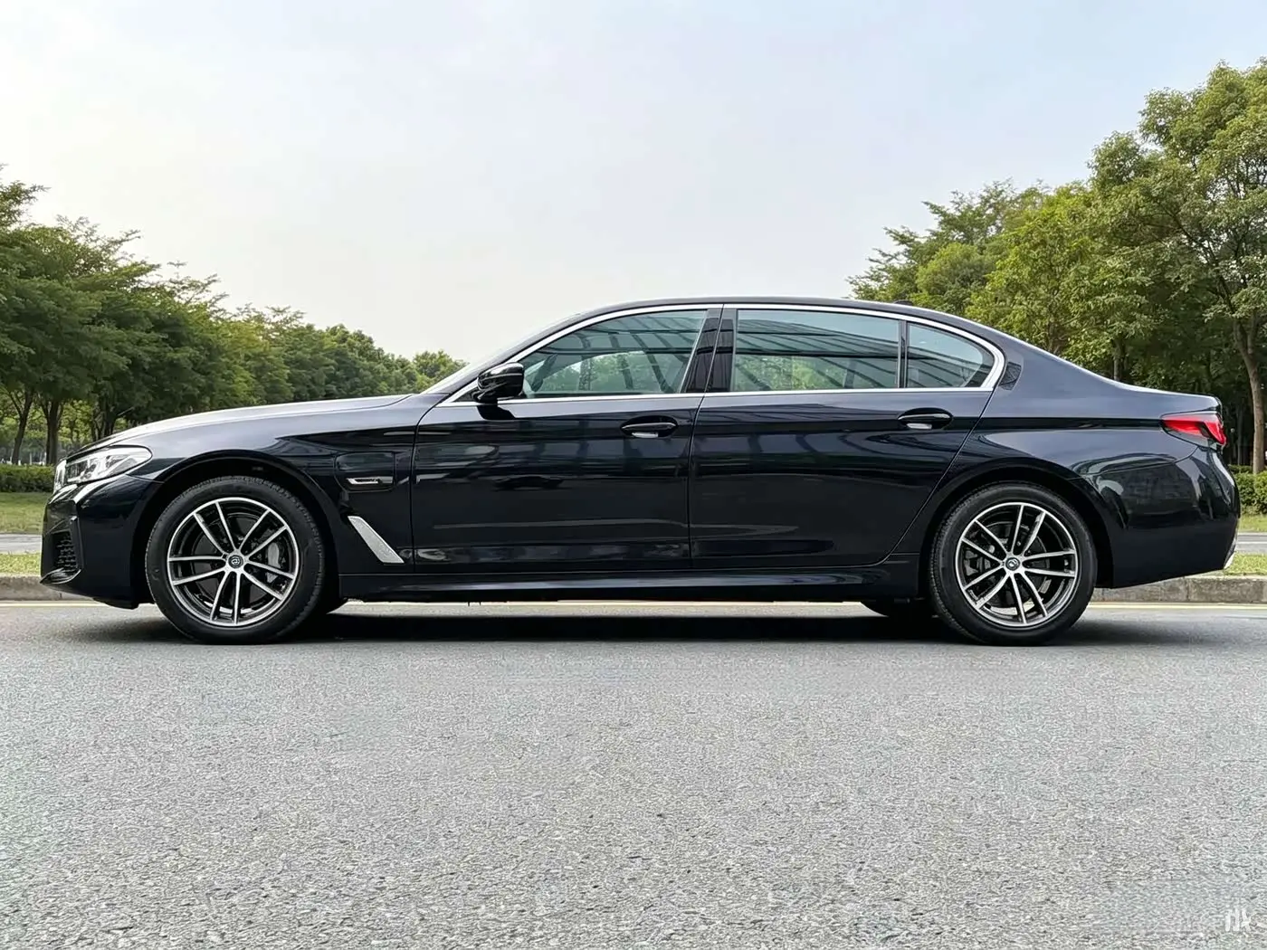 BMW 5 Series New Energy 2021 — Фото 4/14