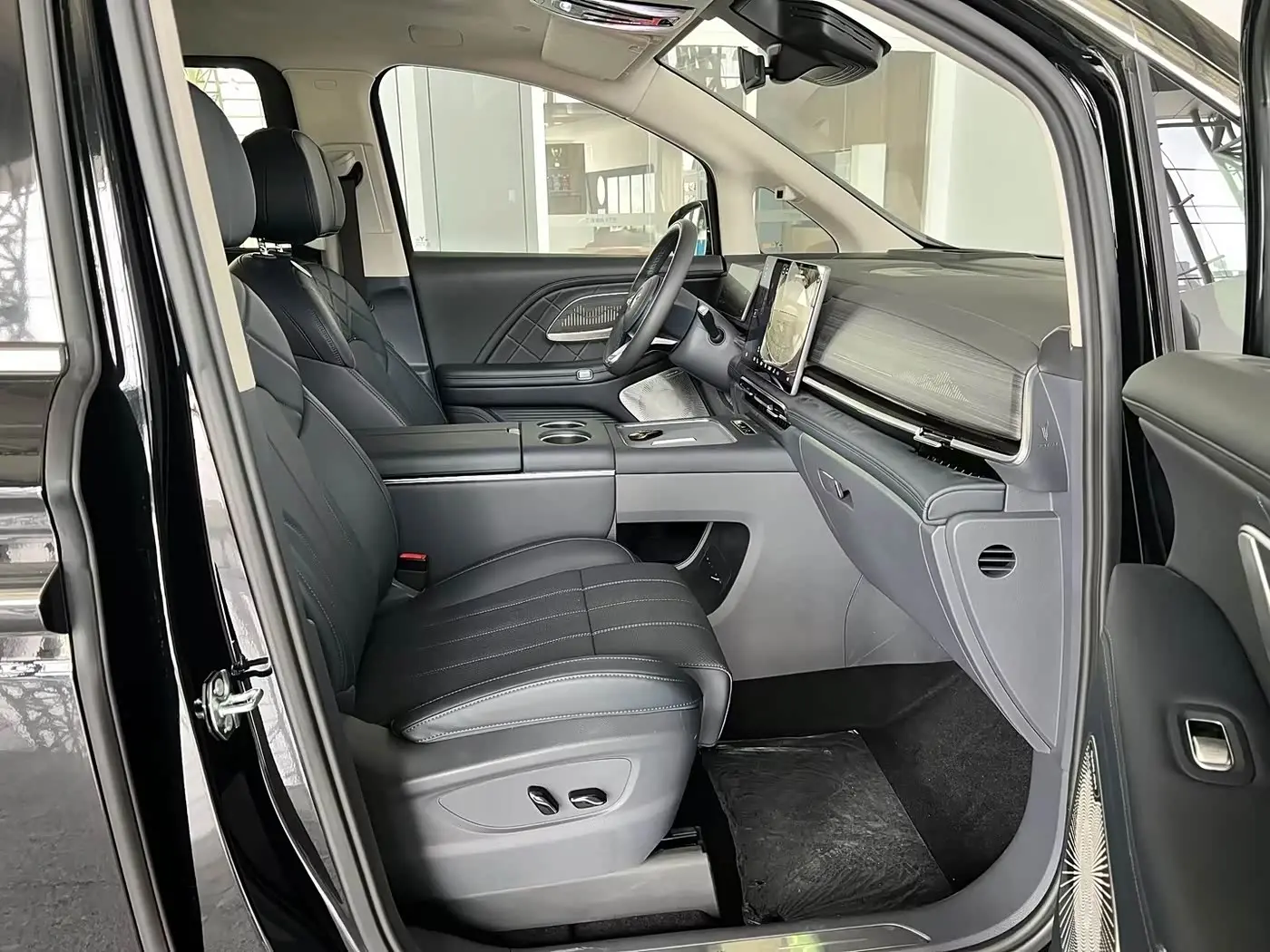Voyah Auto Voyah Dreamer 2025 — Photo 13/20