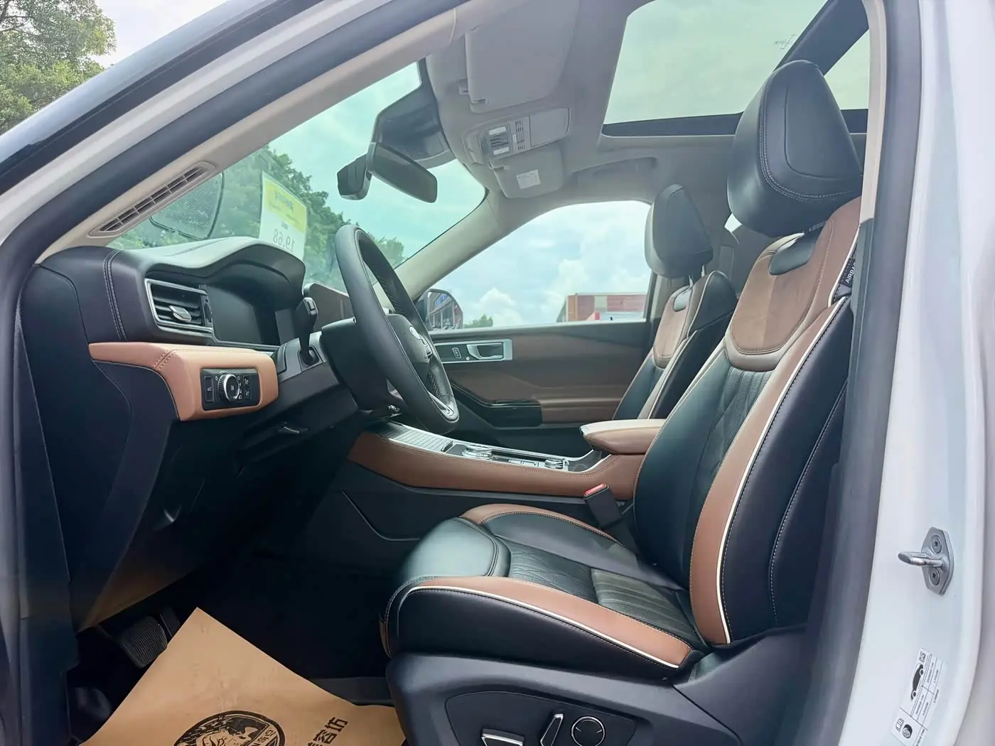 Ford Explorer 2023 — Photo 7/20
