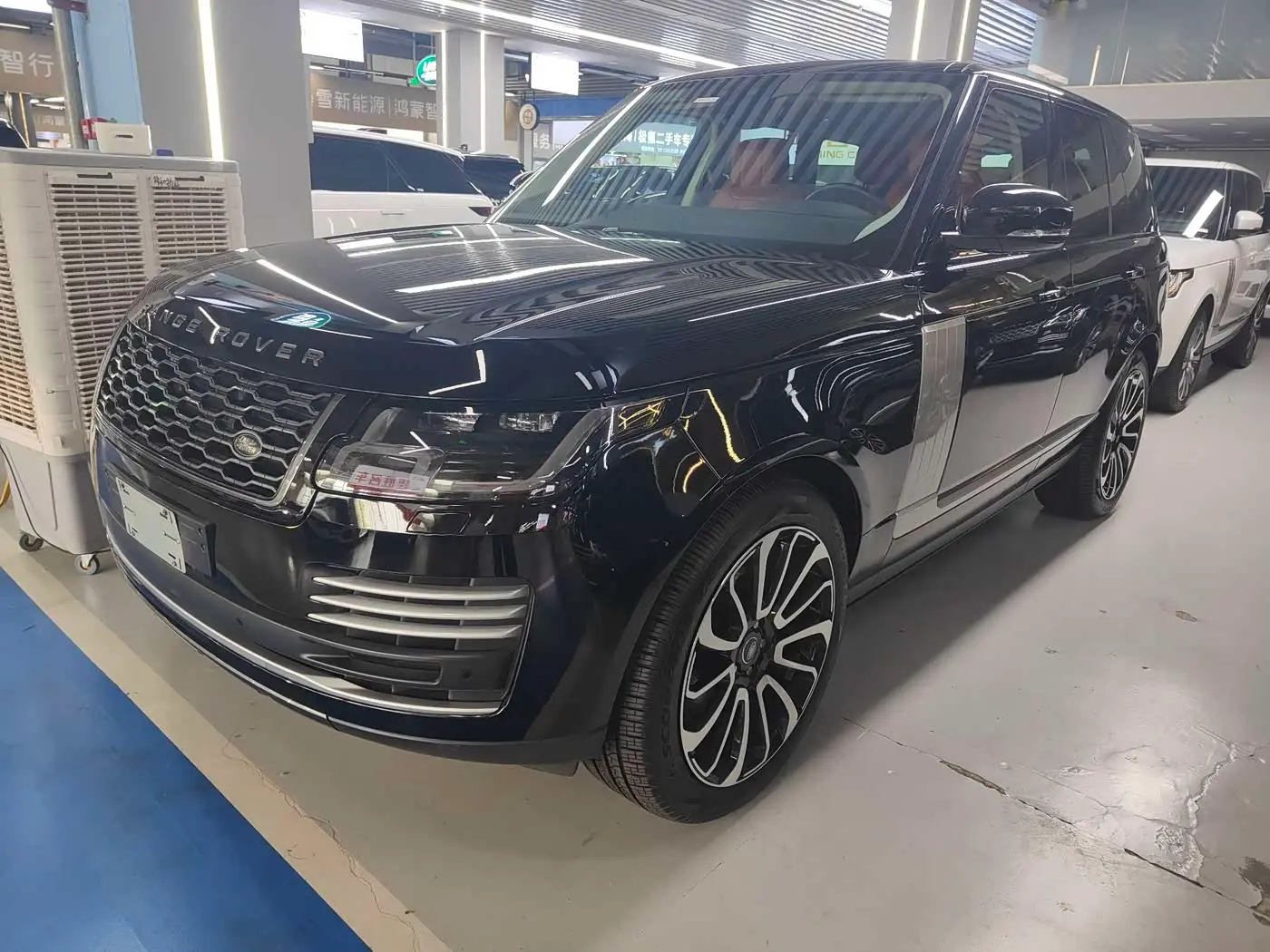Land Rover Range Rover 2020 — ფოტო 1/10