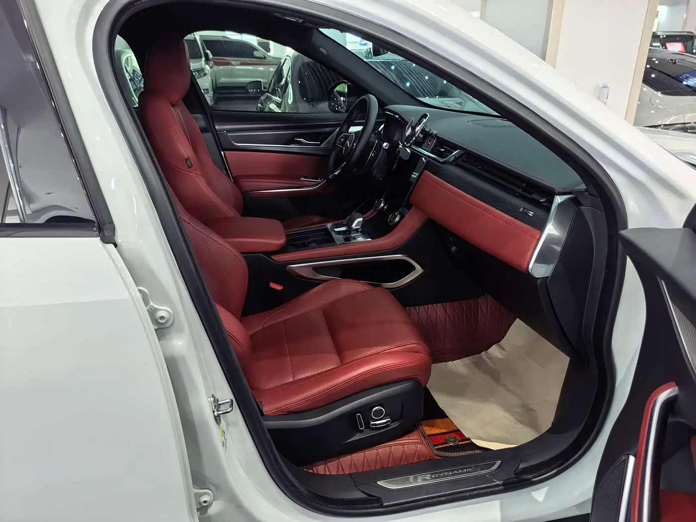 Jaguar F-PACE 2023 — Photo 8/11