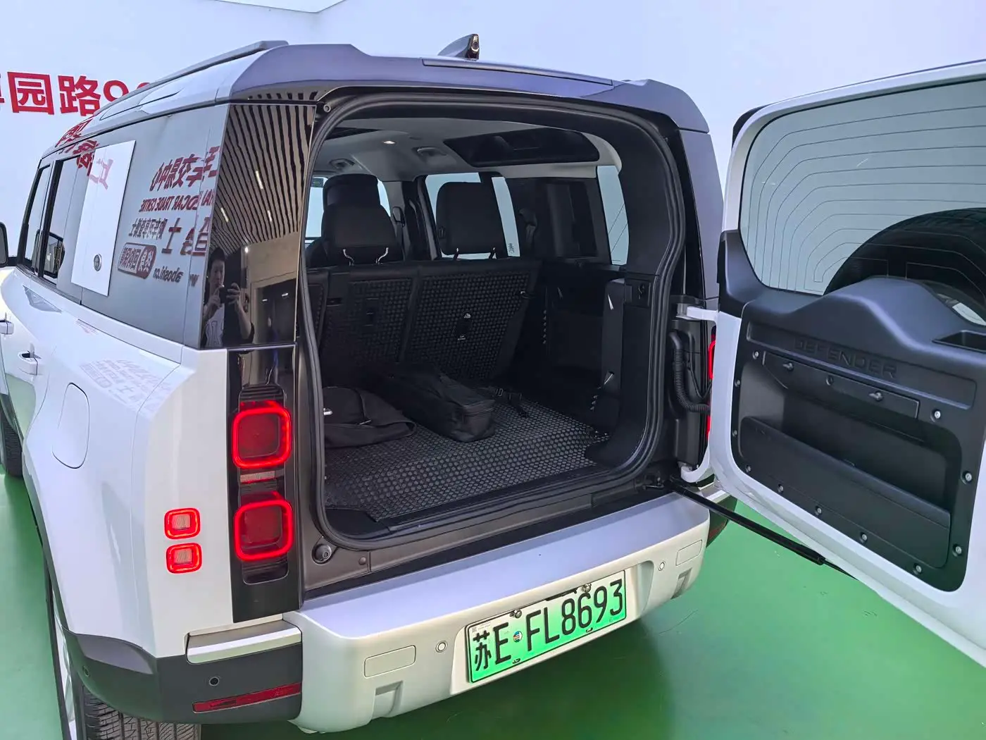 Land Rover Defender NEV 2023 — Photo 17/19
