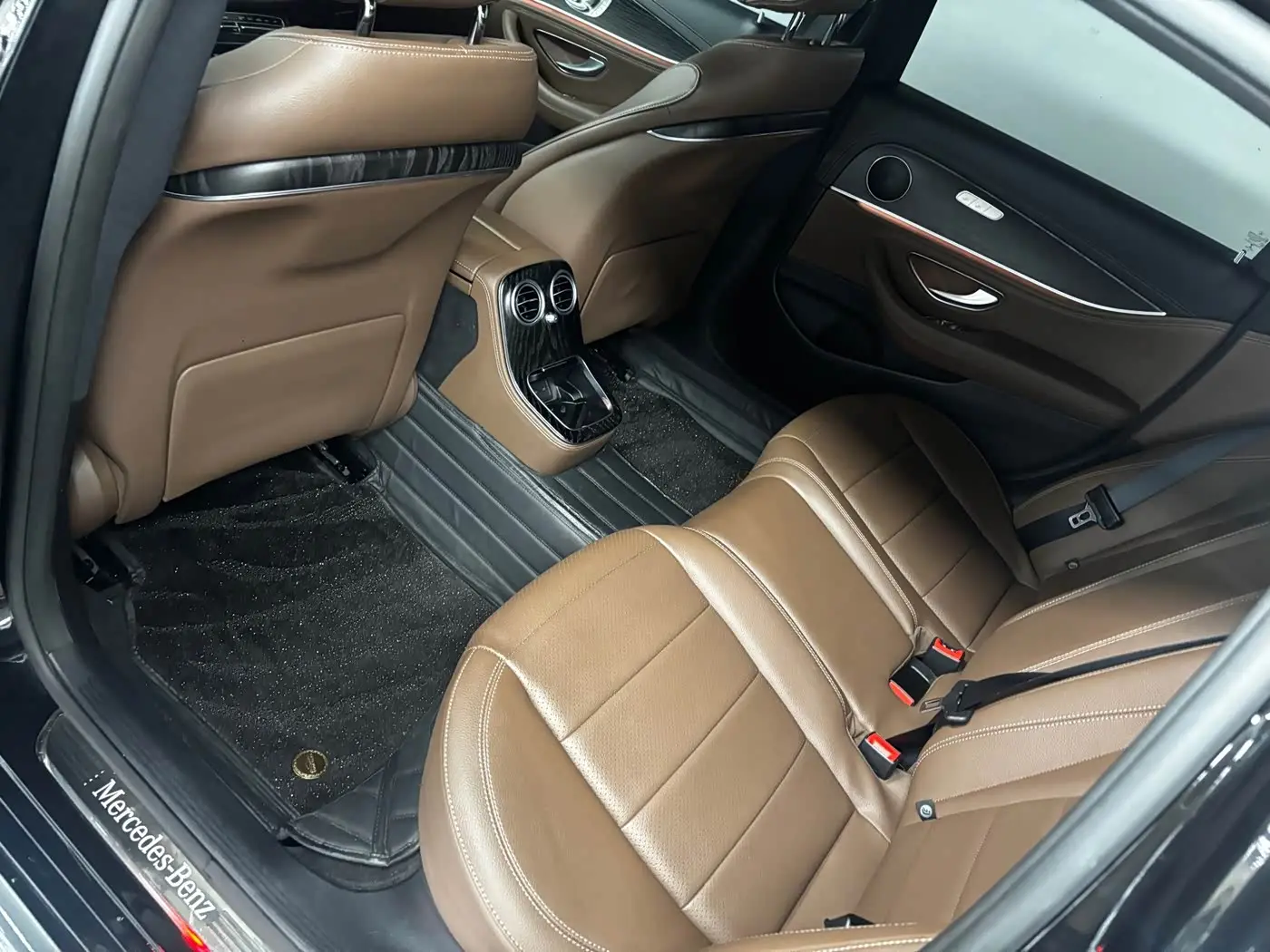 Mercedes-Benz E-Class 2022 — Photo 6/14