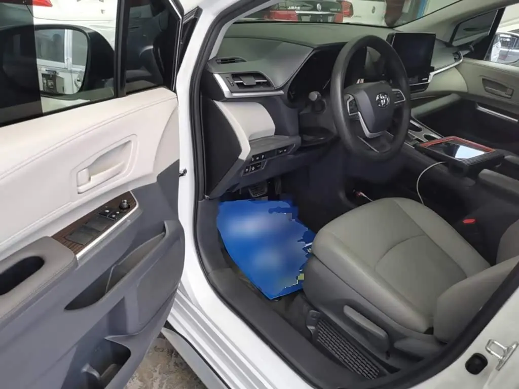 Toyota Granvia 2024 — Photo 16/20