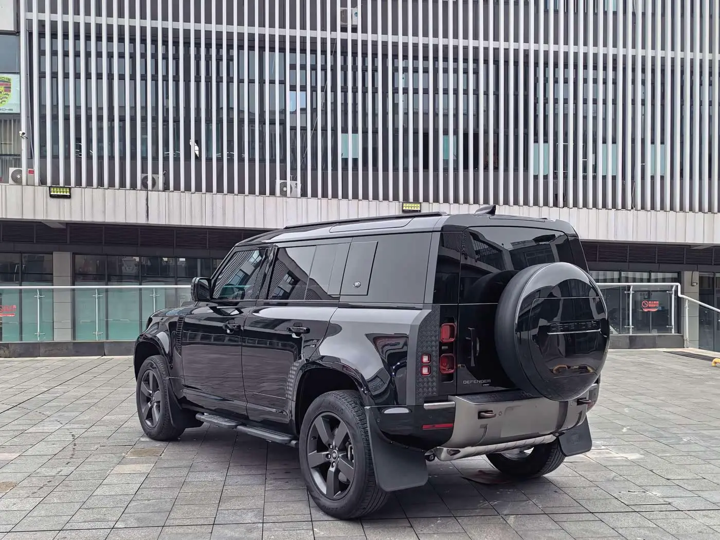Land Rover Defender 2023 — Photo 17/19