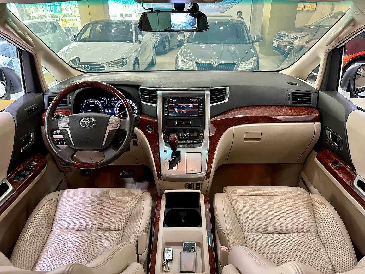 Toyota Alphard 2010 — Photo 13/20