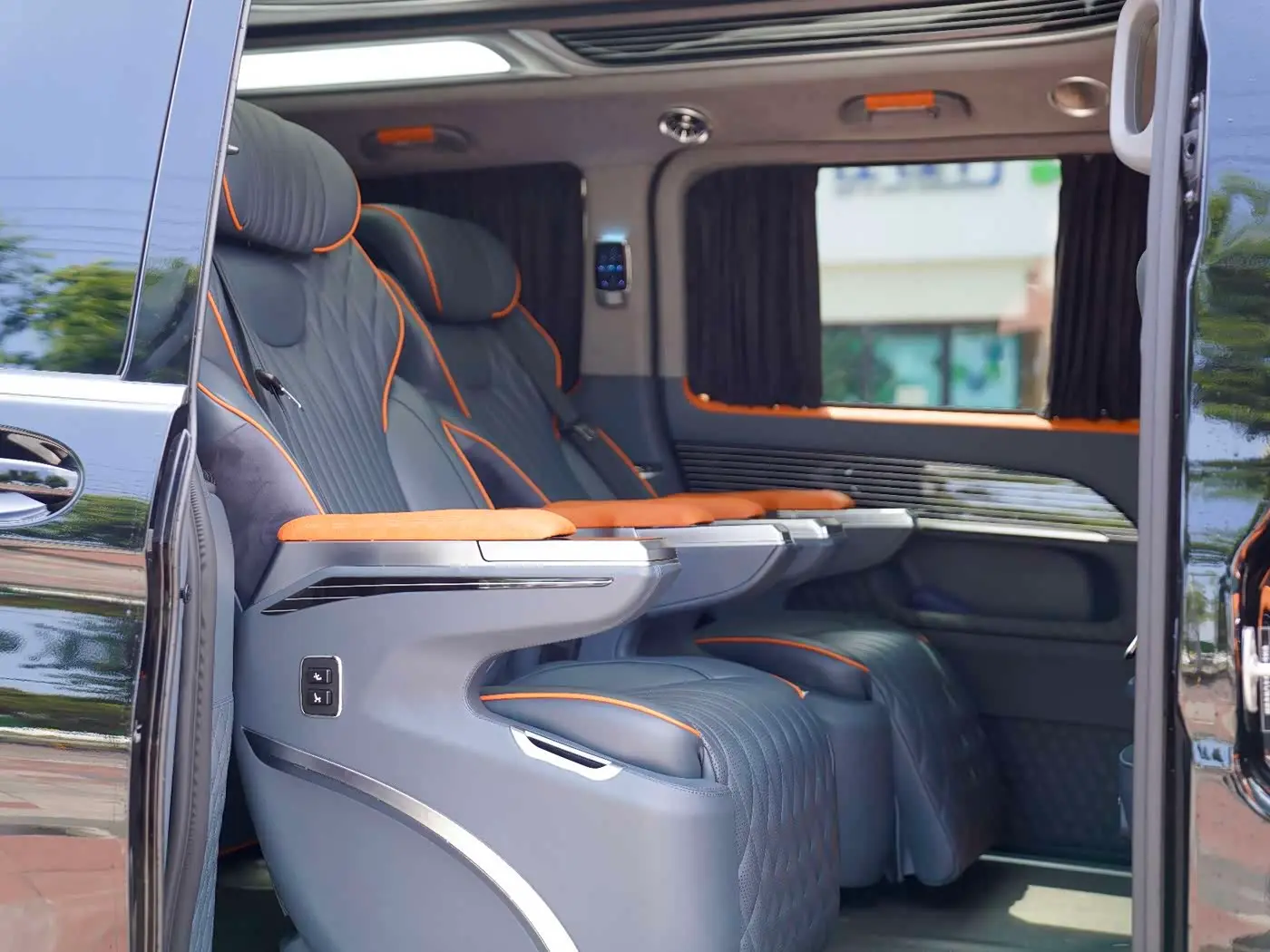Mercedes-Benz V-Class 2024 — Photo 6/20