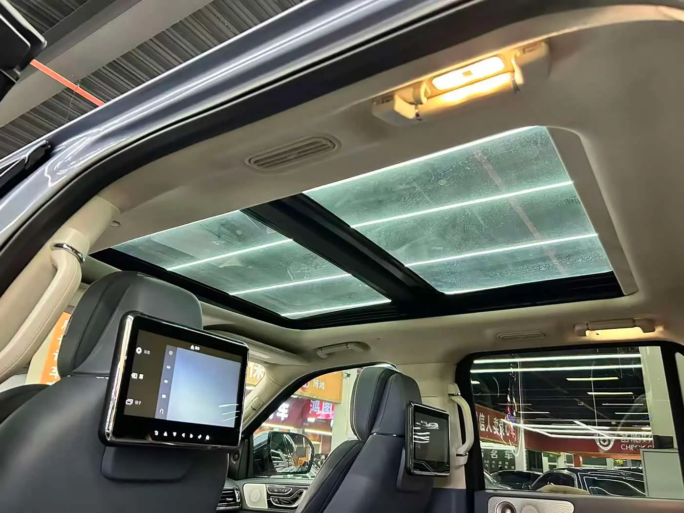 Lincoln Navigator 2018 — Photo 13/19