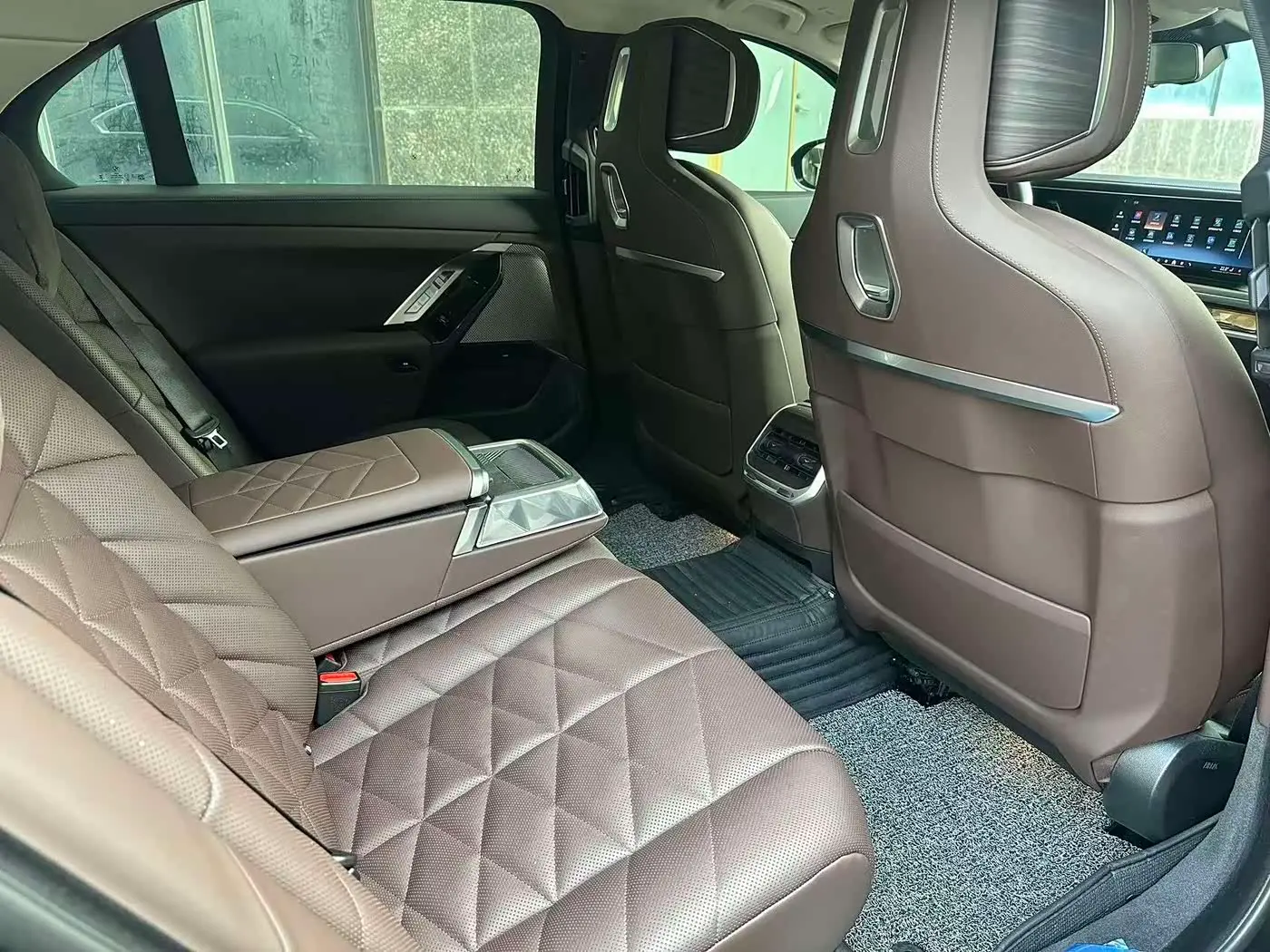 BMW 7 Series 2024 — Photo 8/9