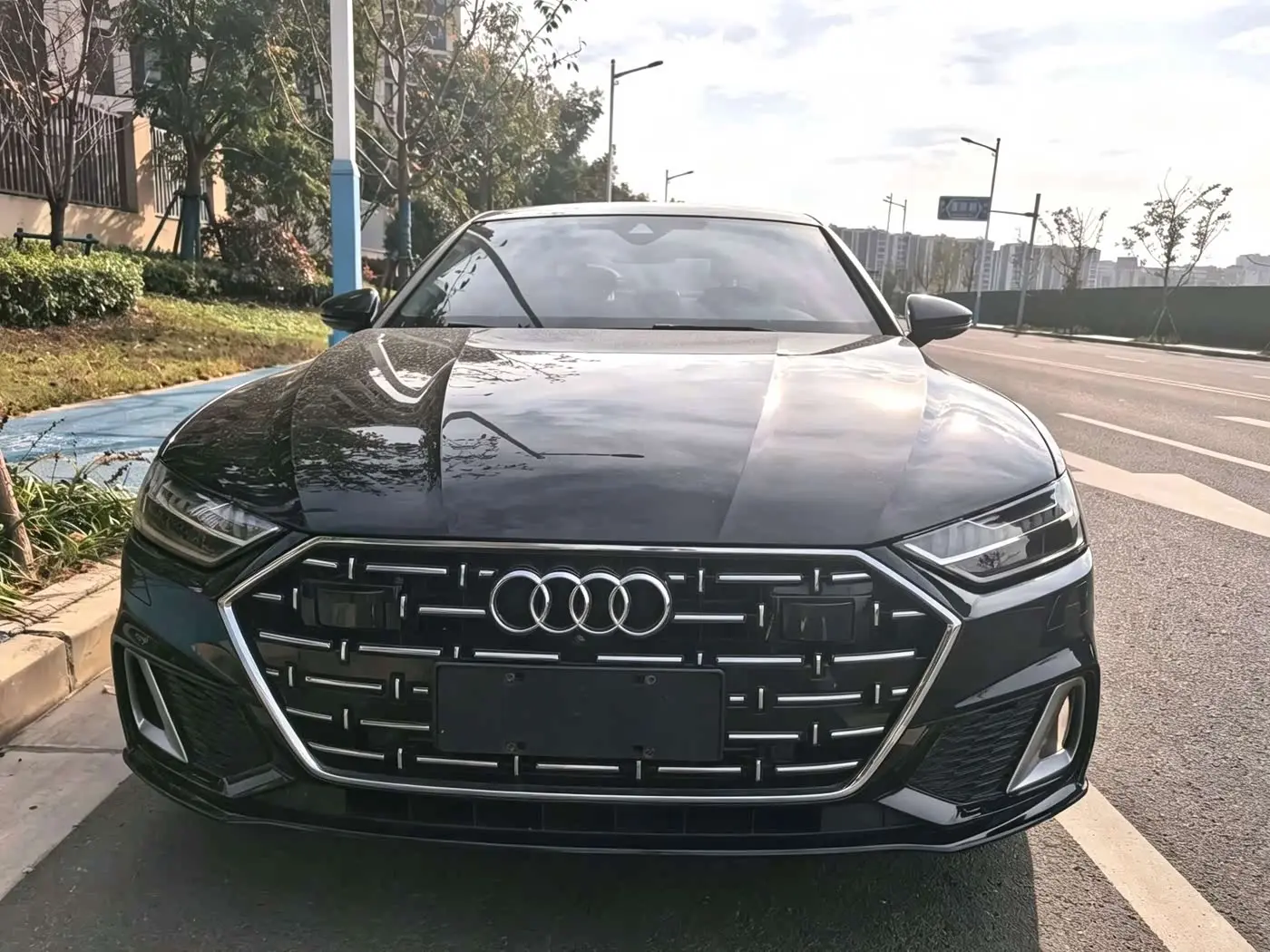 Audi A7L 2025 — Photo 2/8