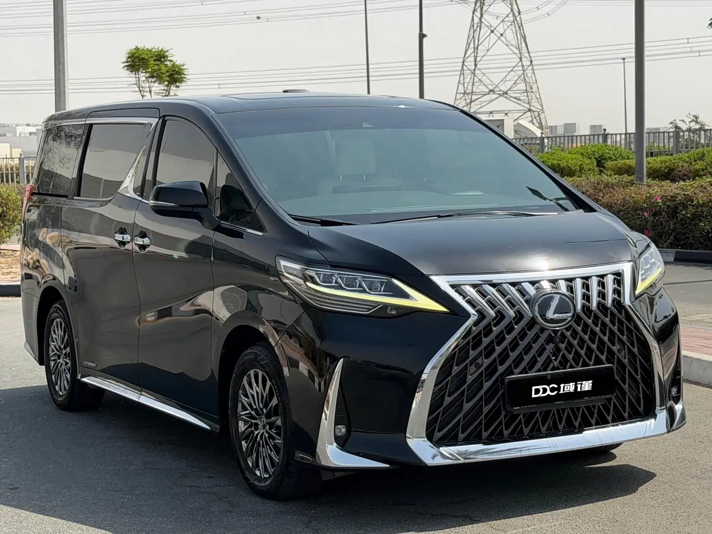 Lexus LM 2020 — Photo 2/10