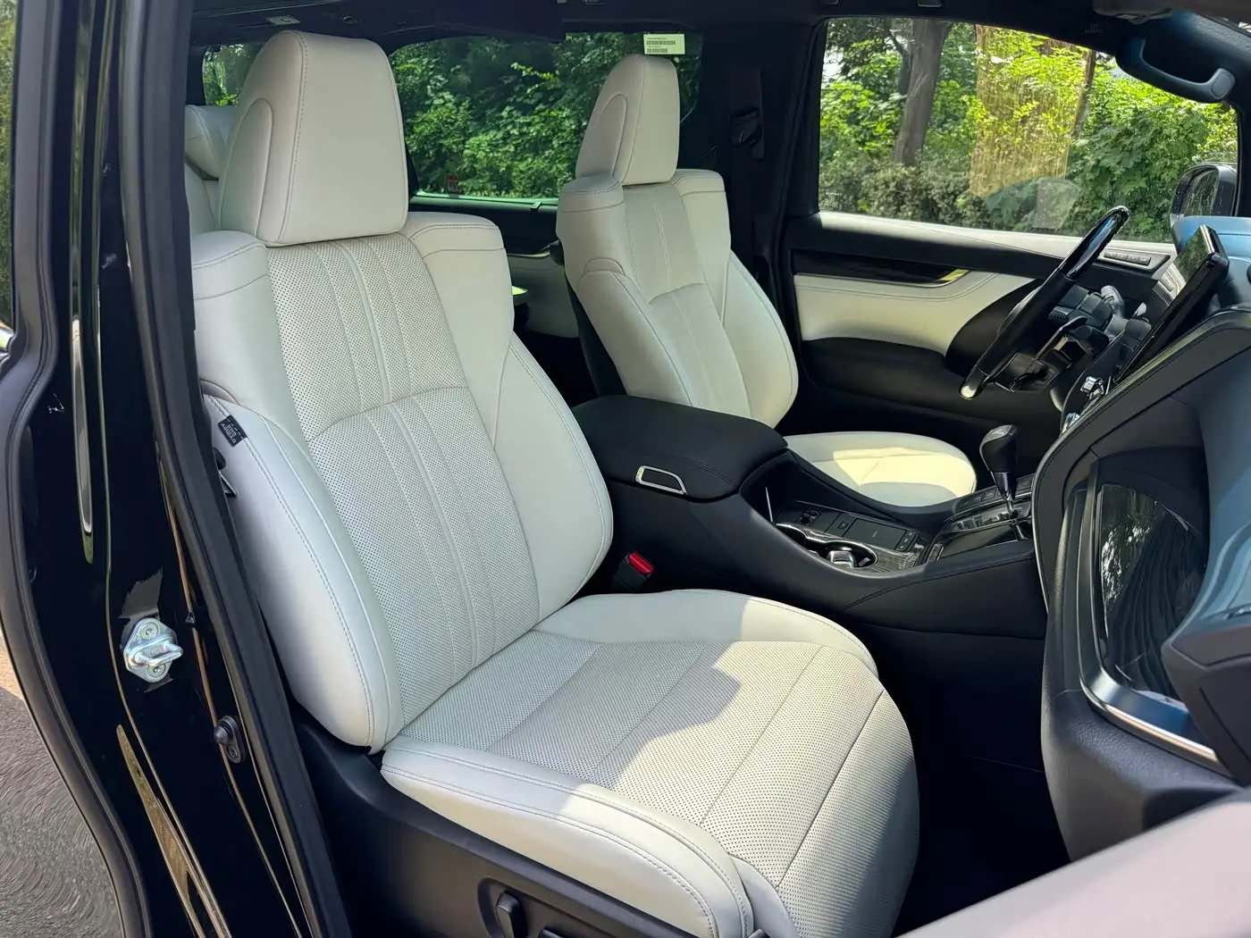 Lexus LM 2023 — Photo 14/18