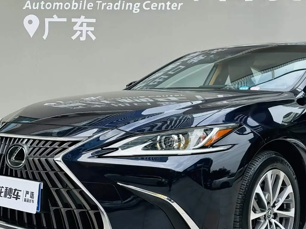 Lexus ES 2022 — Photo 18/20