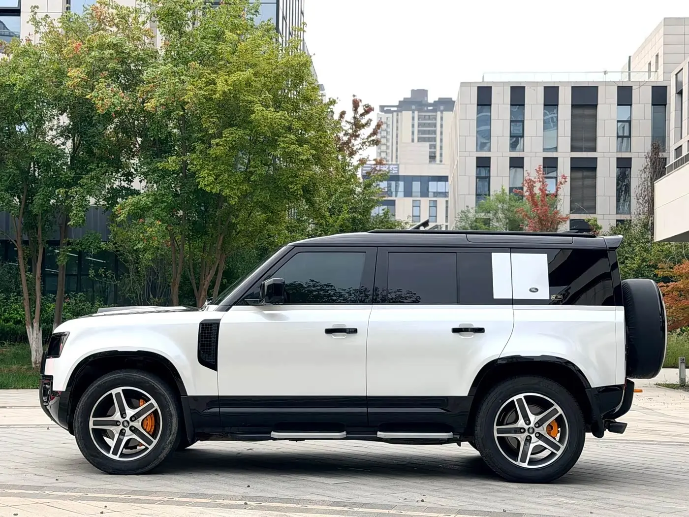 Land Rover Defender 2022 — Фото 3/17