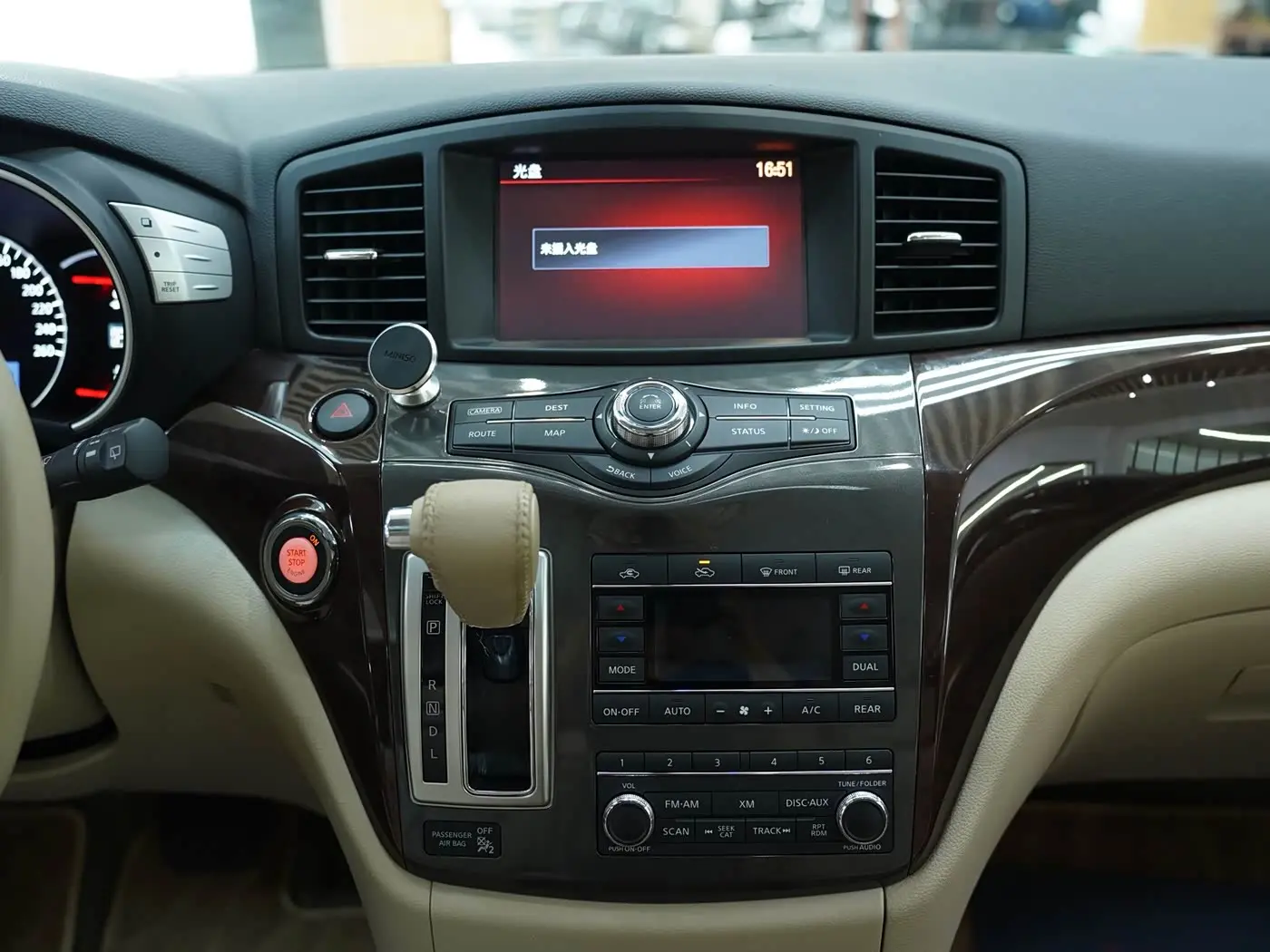 Nissan Quest 2016 — Photo 9/19