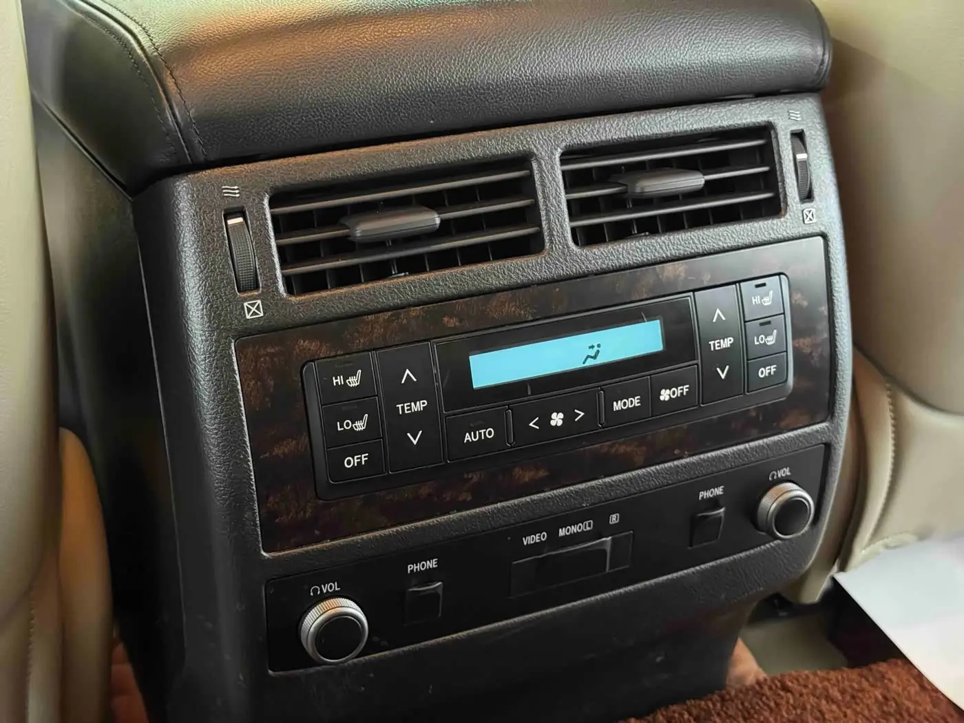 Toyota Land Cruiser 2010 — Photo 12/18