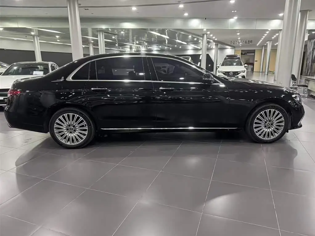 Mercedes-Benz E-Class 2023 — Photo 6/20