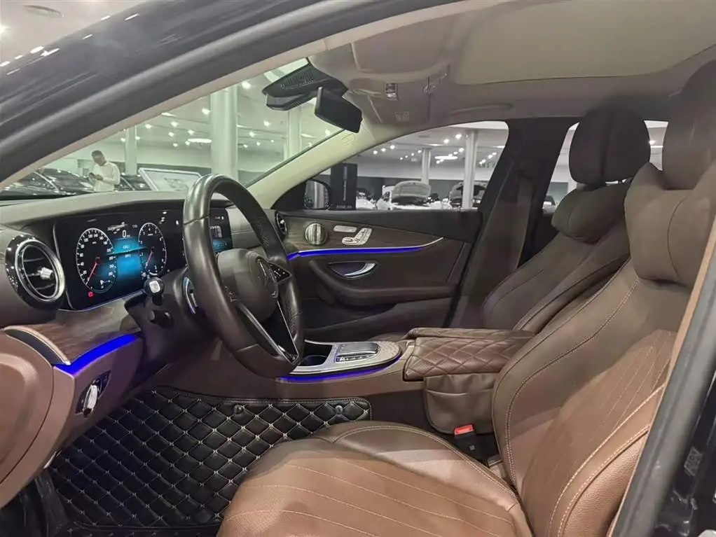 Mercedes-Benz E-Class 2023 — Photo 10/20