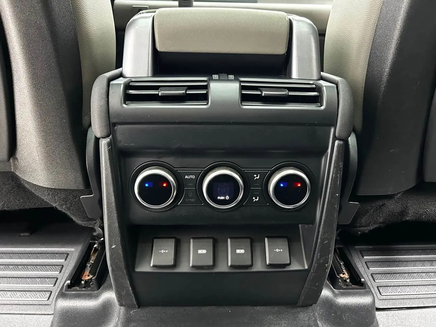Land Rover Defender 2020 — Фото 16/20
