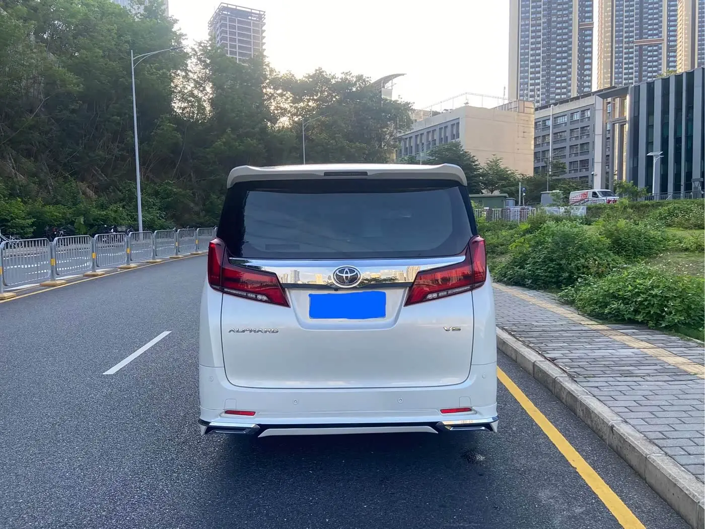 Toyota Alphard 2016 — Photo 6/17