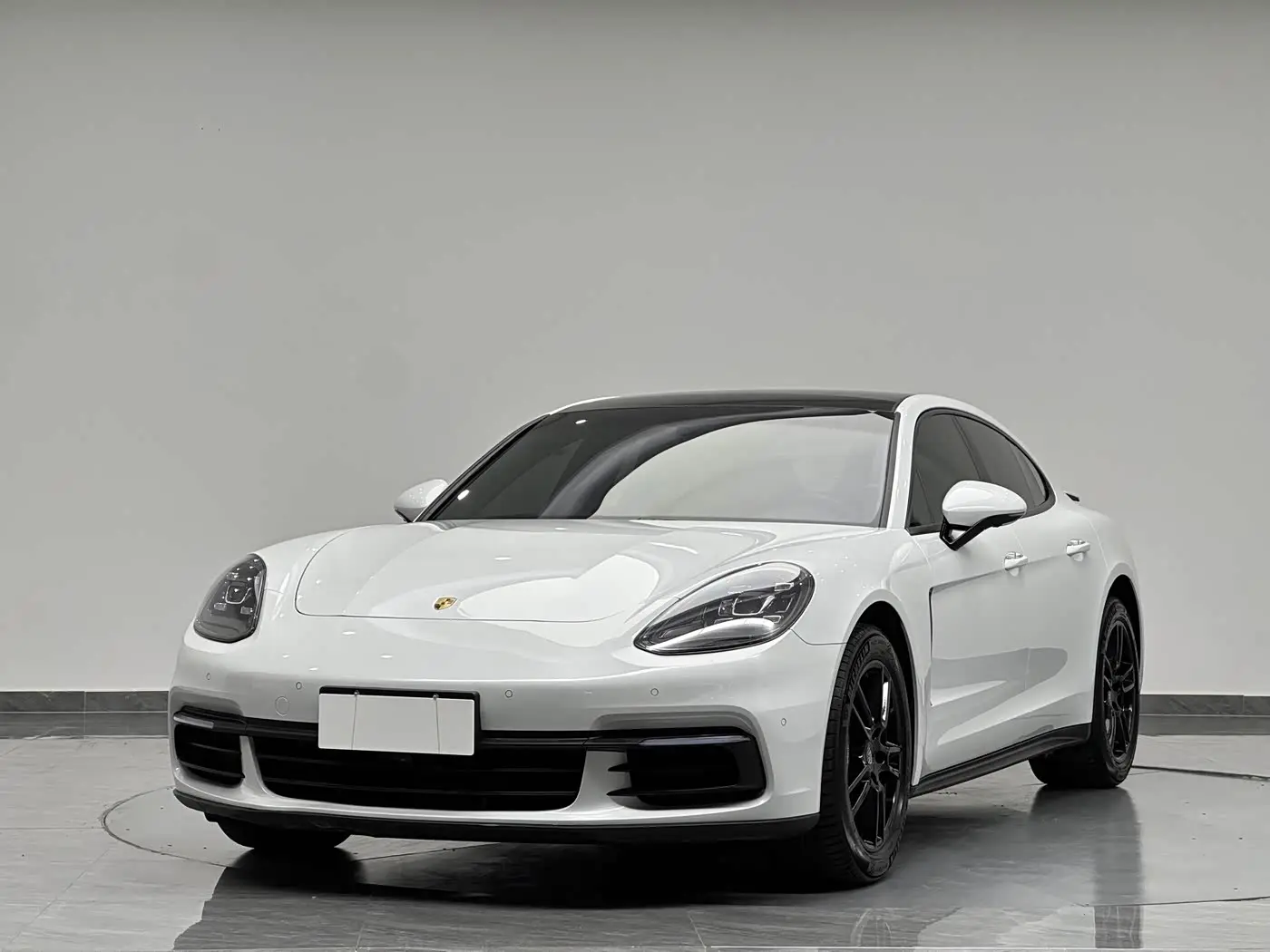 Porsche Panamera 2019 — Фото 1/20