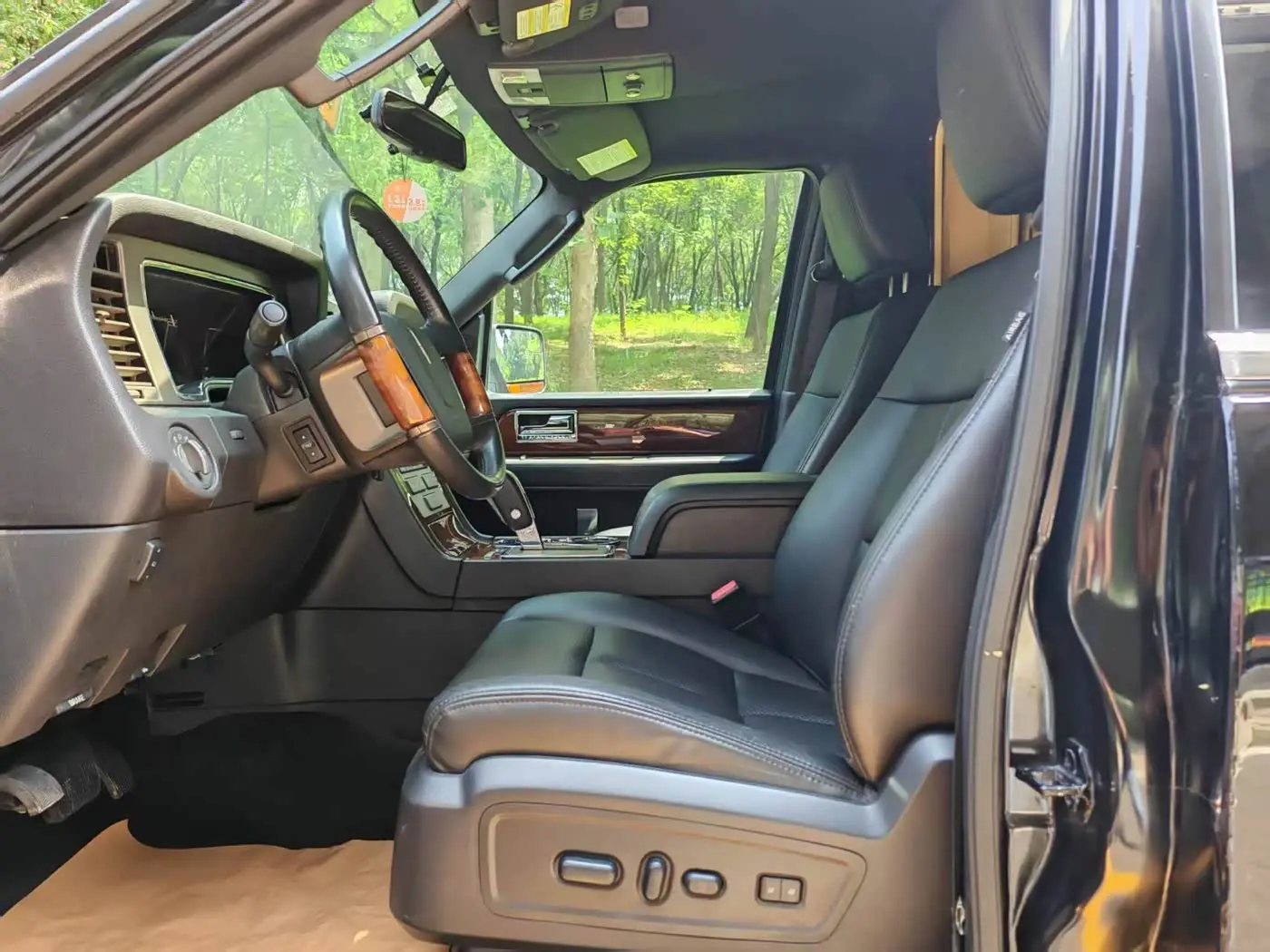 Lincoln Navigator 2013 — Photo 6/17