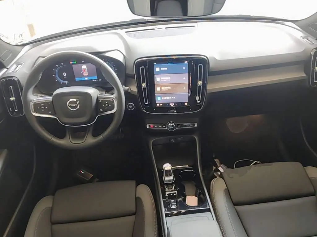 Volvo XC40 2023 — Фото 10/20