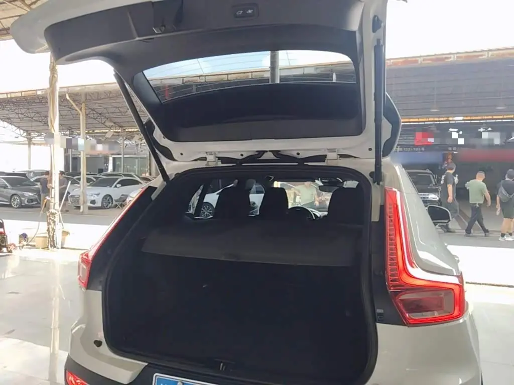 Volvo XC40 2023 — Фото 19/20