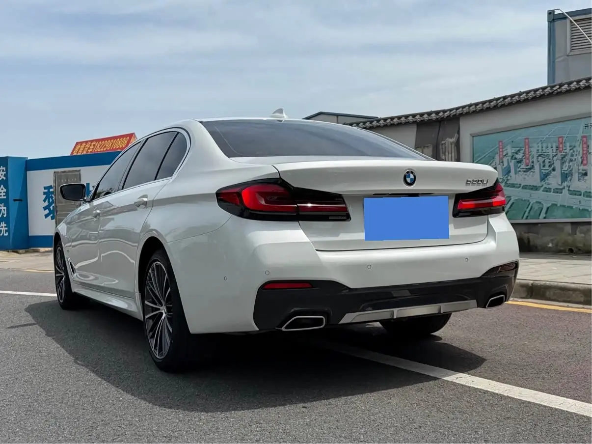 BMW 5 Series 2023 — Şəkil 10/10