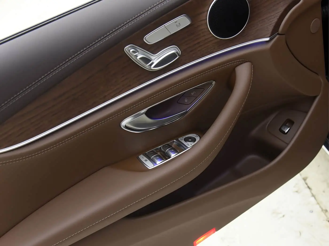 Mercedes-Benz E-Class 2023 — Photo 12/20