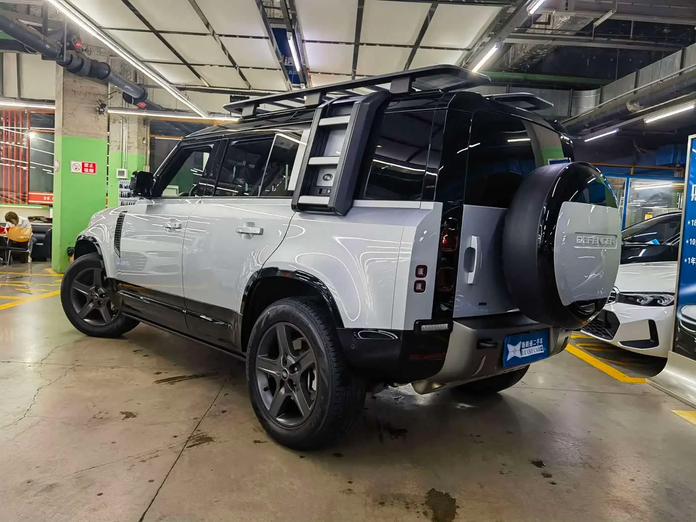 Land Rover Defender 2023 — Photo 6/20