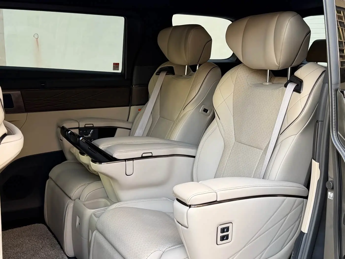Toyota Alphard 2023 — Photo 16/19