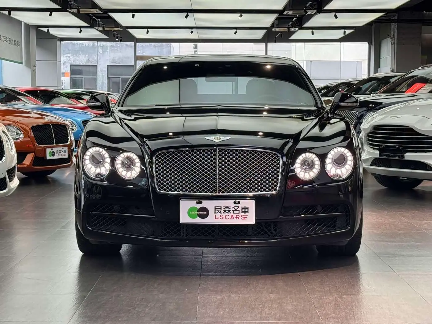 Bentley Flying Spur 2017 — Фото 2/18