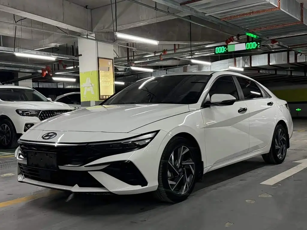 Hyundai Elantra 2023 — Photo 1/15