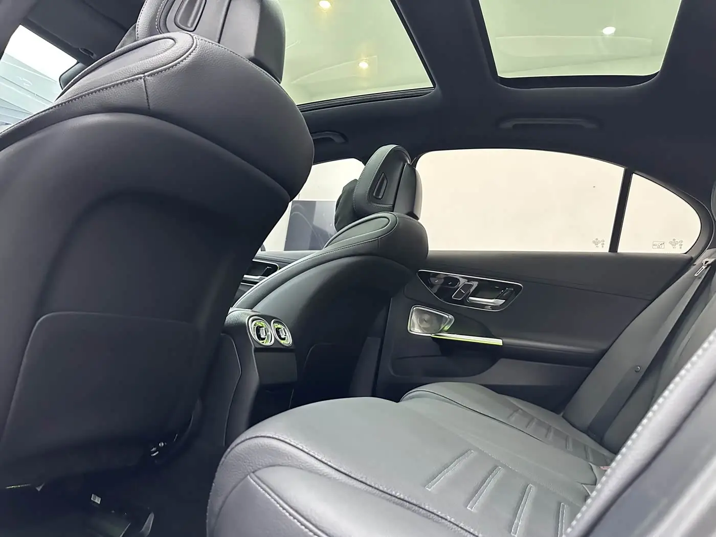 Mercedes-Benz C-Class 2024 — Photo 14/20