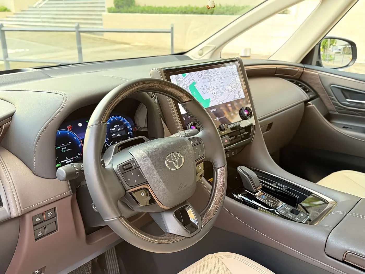 Toyota Alphard 2023 — Photo 4/19
