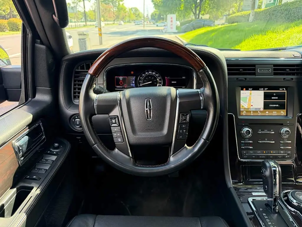 Lincoln Navigator 2018 — Photo 14/14