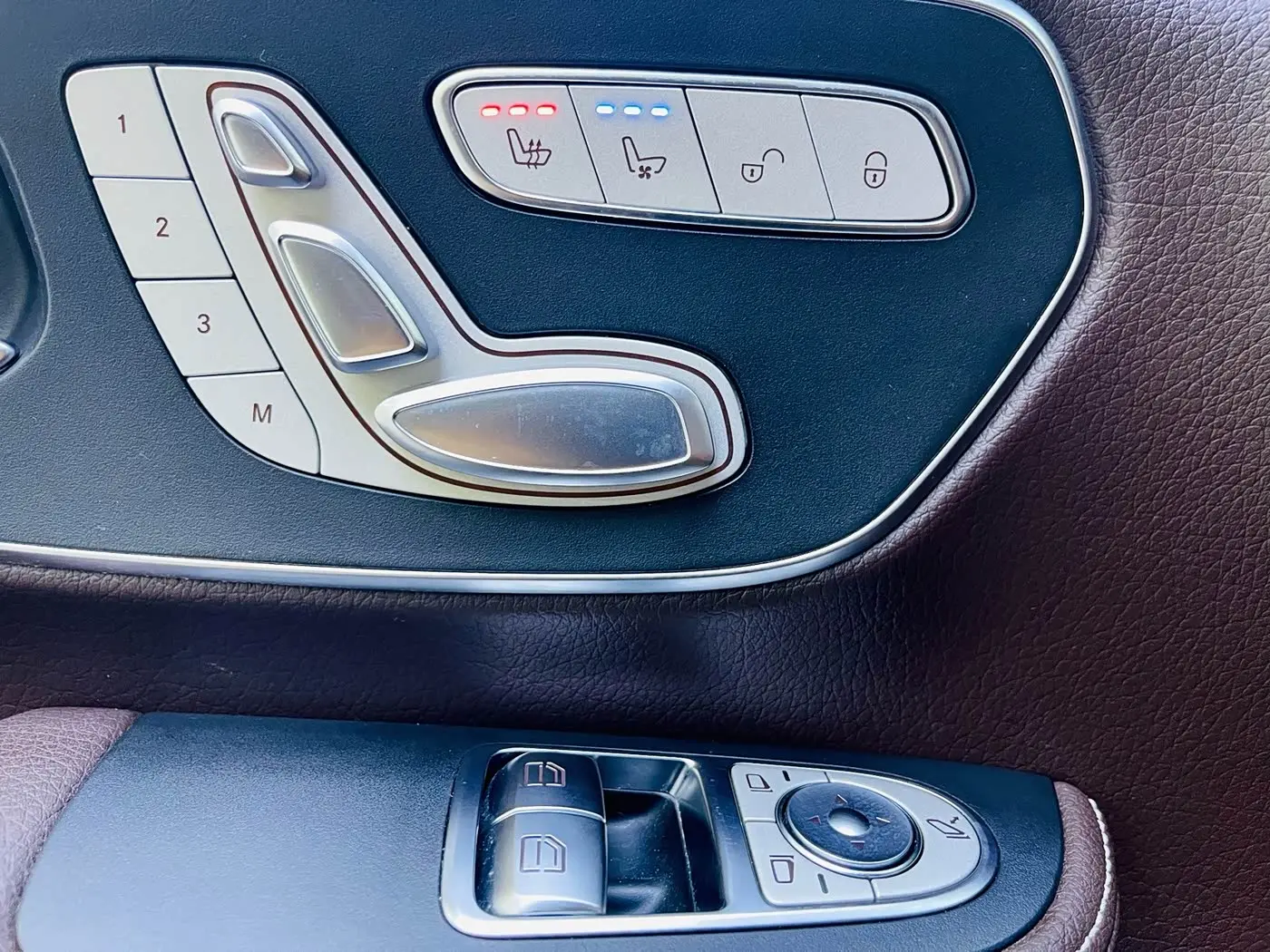 Mercedes-Benz V-Class 2023 — Photo 19/20