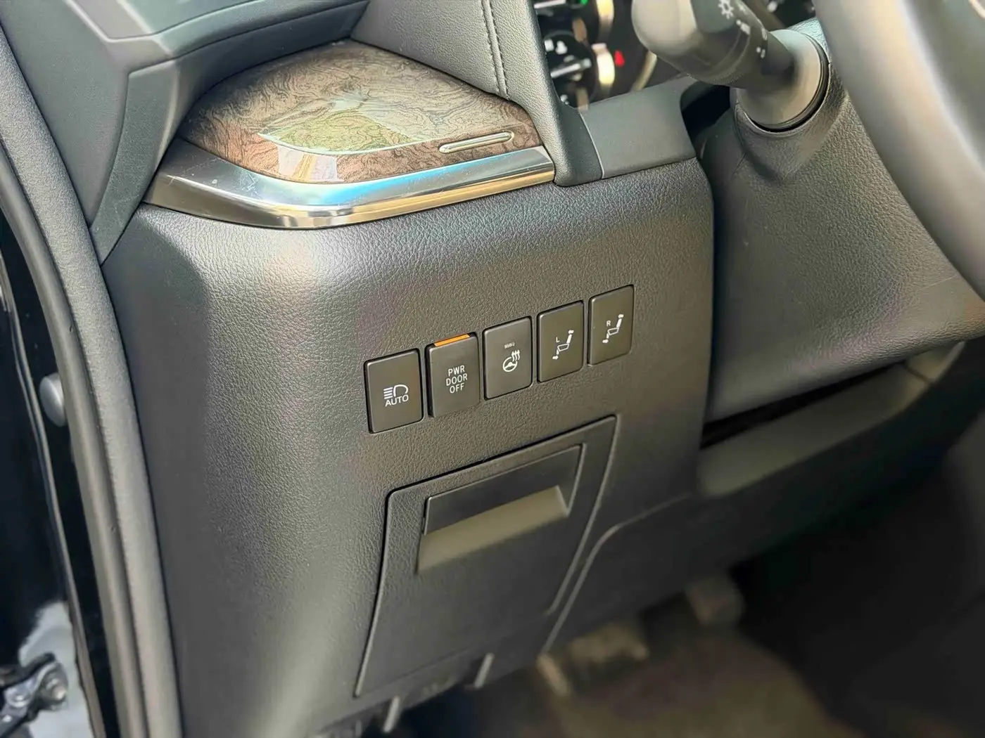 Toyota Alphard 2023 — Photo 4/17