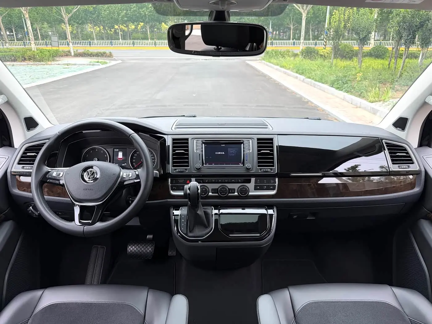 Volkswagen Multivan 2019 — Фото 8/20
