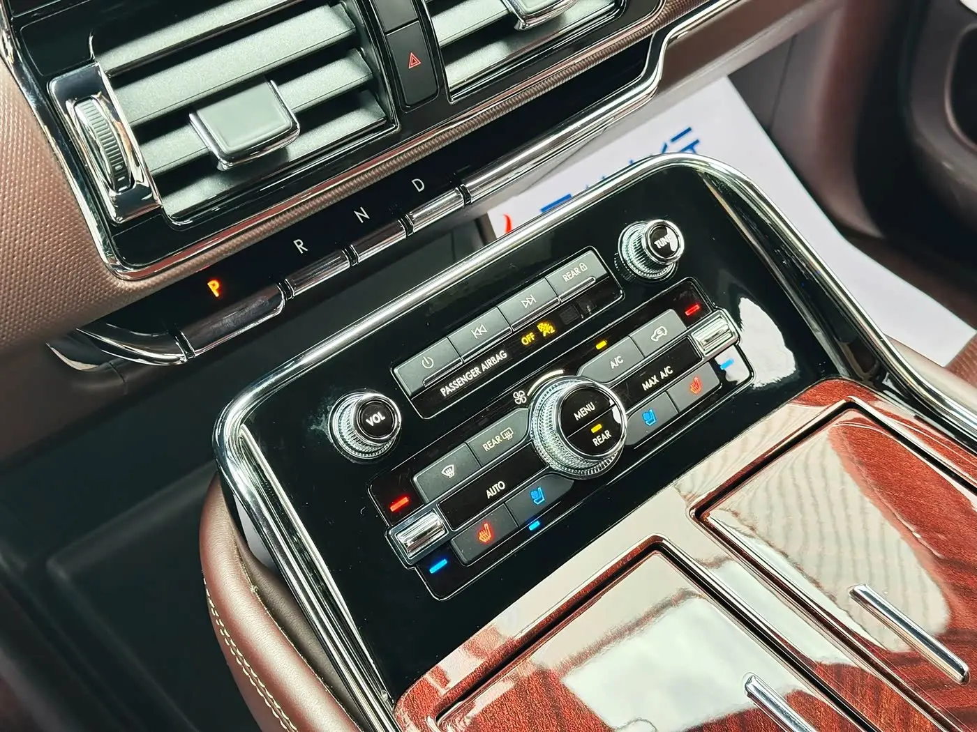 Lincoln Navigator 2021 — ფოტო 10/18
