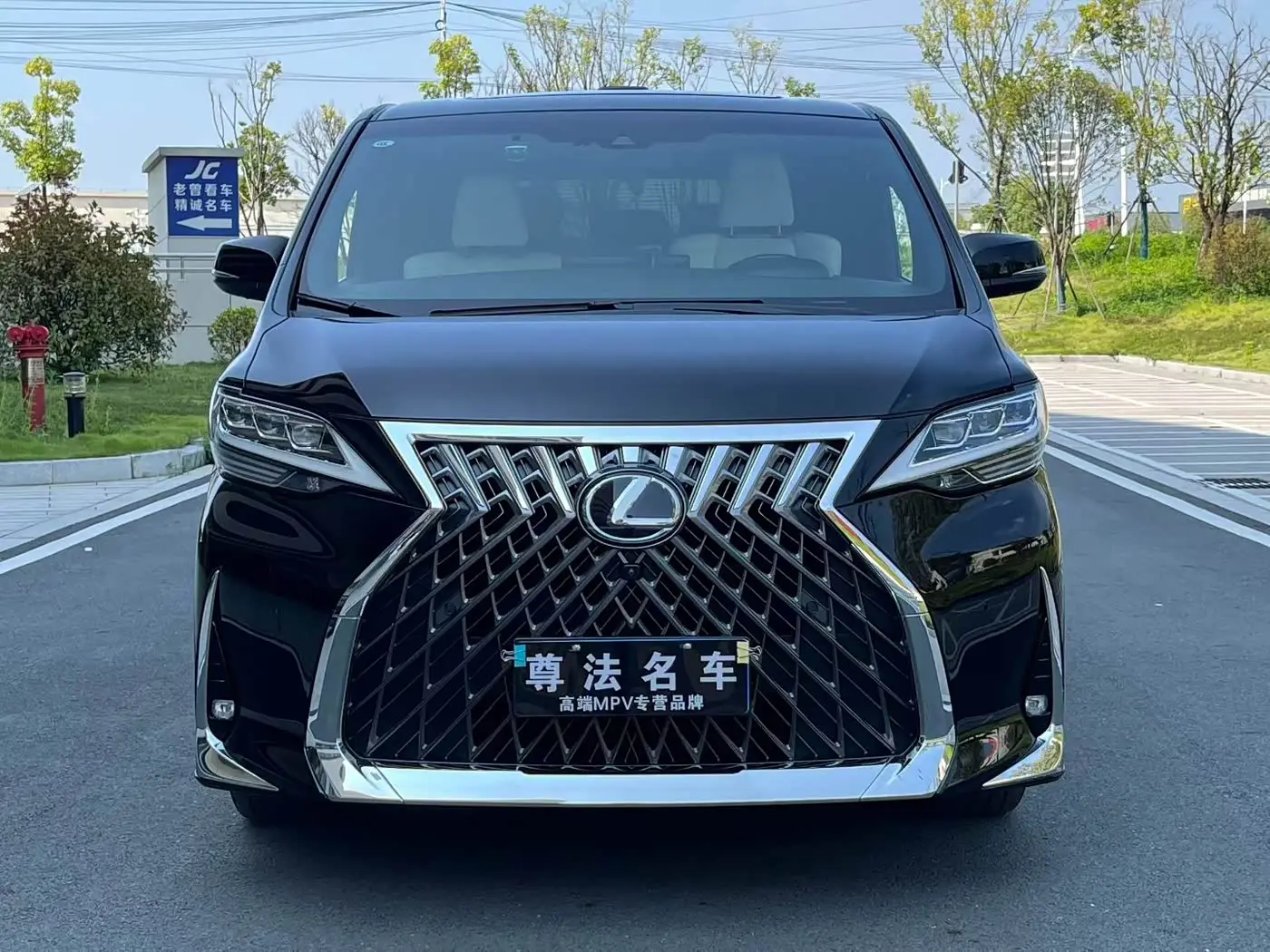 Lexus LM 2021 — Photo 2/9